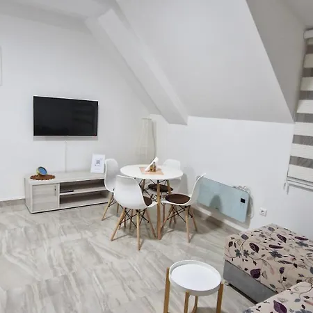 Vuk Zlatar דירה *